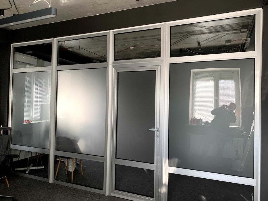 Перегородка офісна алюмінієва з дверима