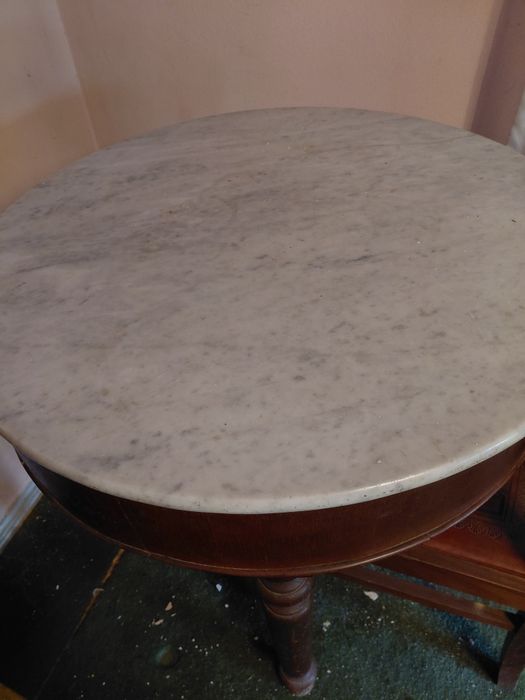Mesa com tampo de marmore