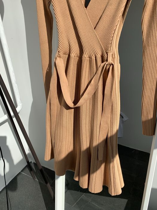 Шикарна сукня з декольте до коліна , s, m , L