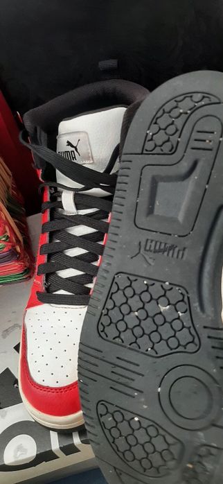 Bota puma vermelha e branca
