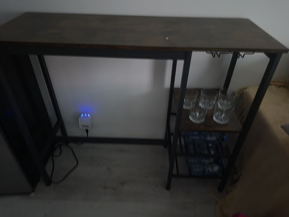 Stolik barowy i dwa hokery