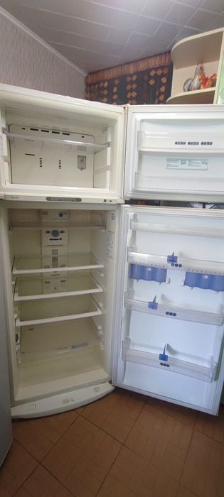 Продаю холодильник Whirlpool 4000 грн