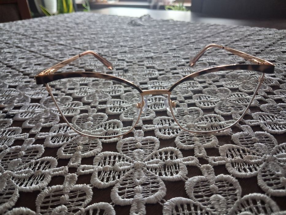 Nowe okulary korekcyjne w panterkę