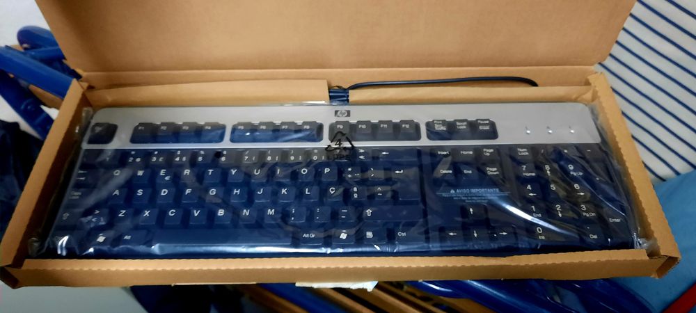Monitor hp 19 polegas+teclado hp novo+cadeira de escritório