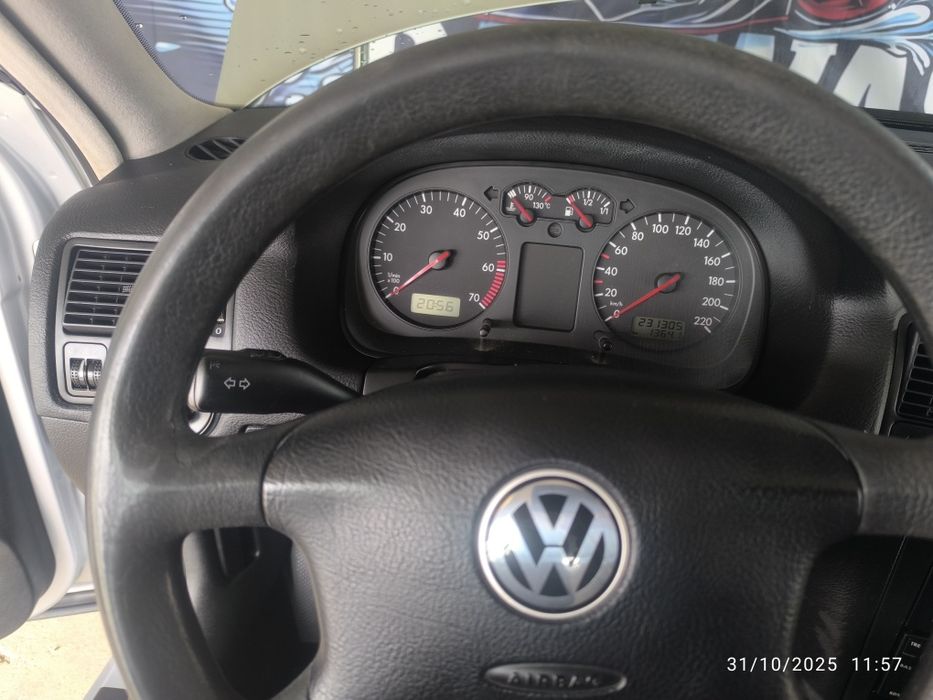 VW Golf 2001 Prata 1.4  16 válvula gasolina.