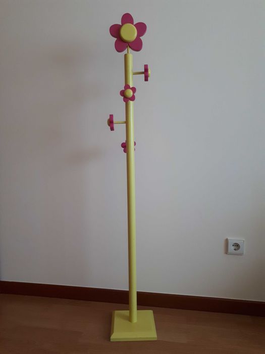 Linda mobília para menina, em madeira lacada