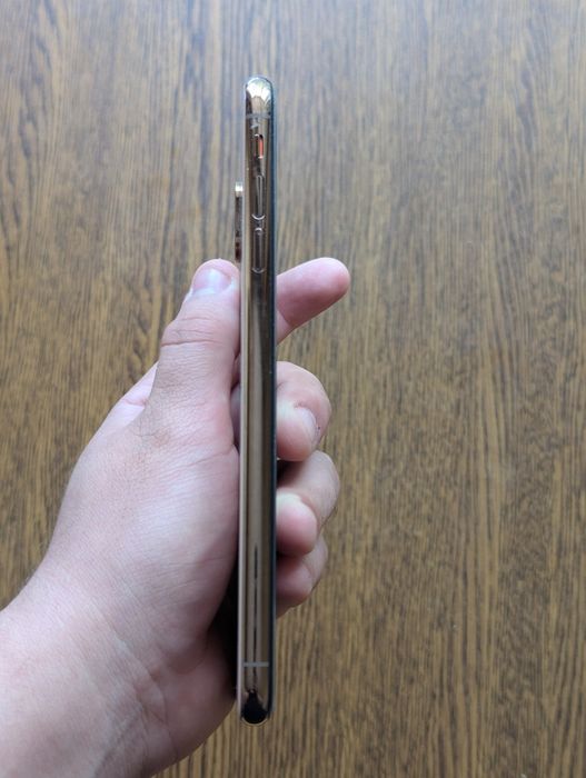 iPhone XS Max 256GB Neverlock у золотистому

кольорі.