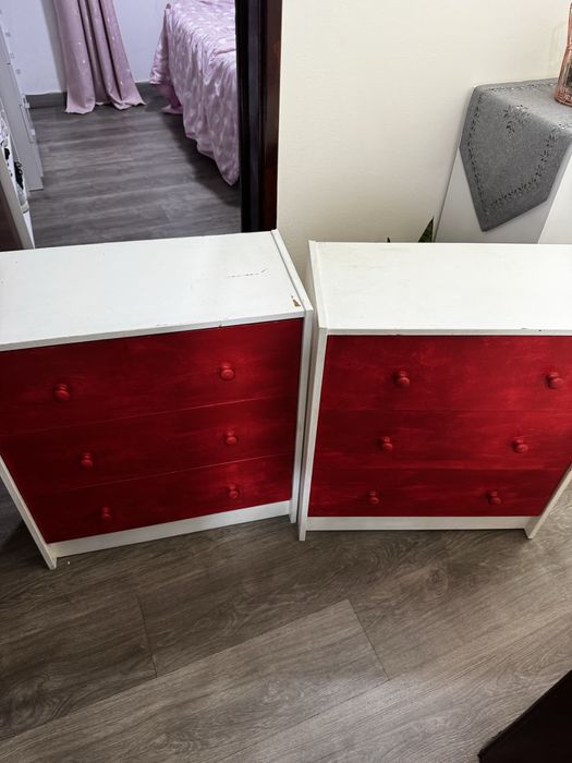 2 armarios com gavetas em branco e vermelho