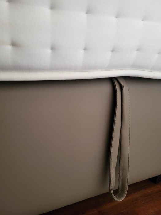 Cama com arrumação e excelente estado de conservação.