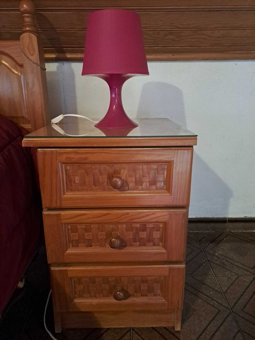 Mobilia de quarto completa em Pinho(Madeira Maciça)