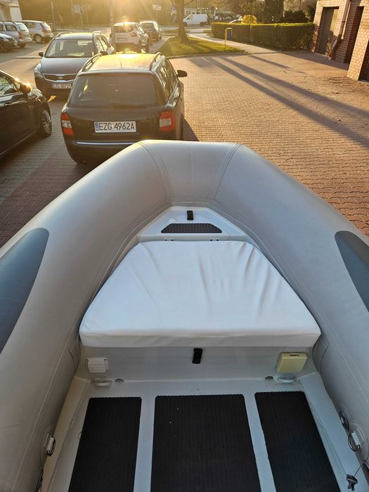 Łódź motorowa typu RIB