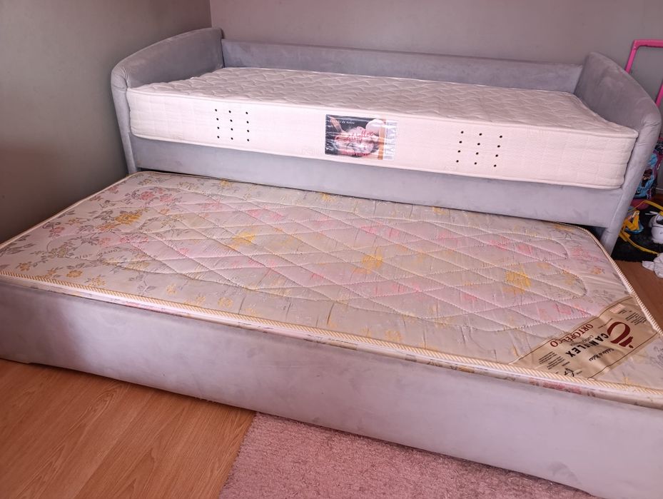 Cama dupla com 2 colchões em estado bom