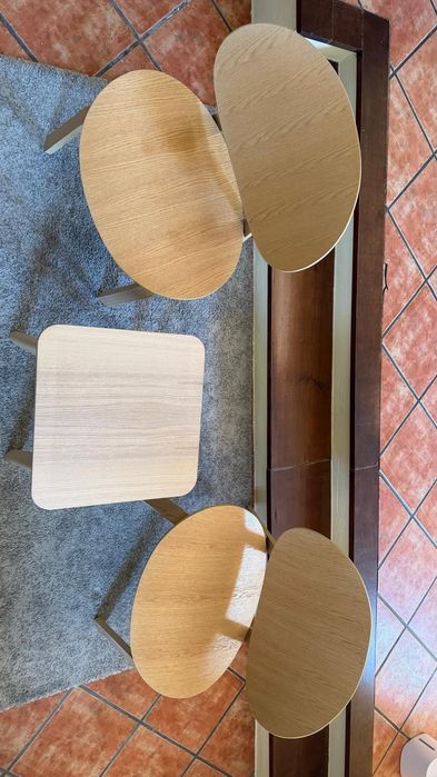 Conjunto sala composto por cadeiras e mesa