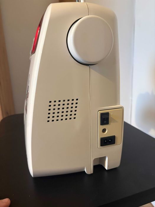 Janome TXL 607 – komputerowa maszyna do szycia + stolik | komplet
