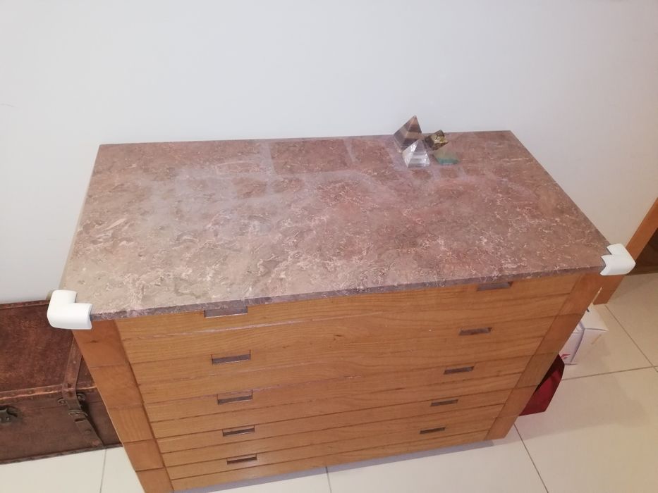 Cómoda em pinho e tampo em mármore