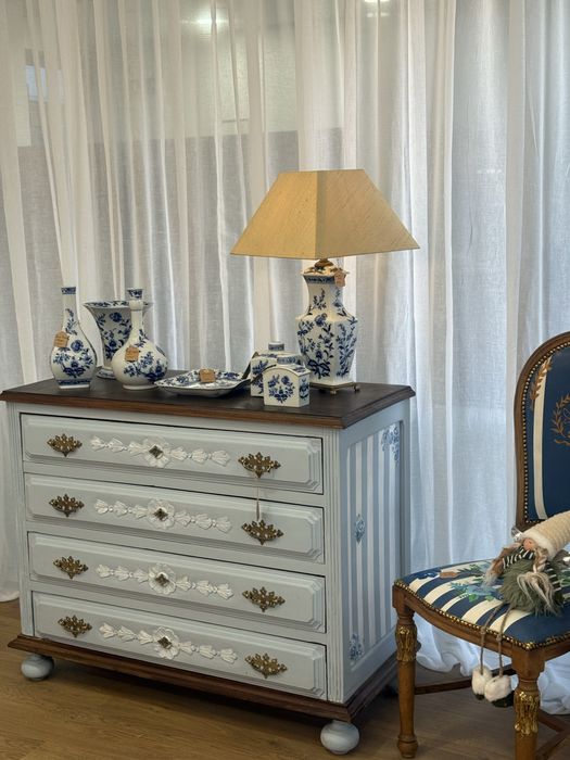 Móveis restaurados com arte, peças prontas ou sob encomenda.