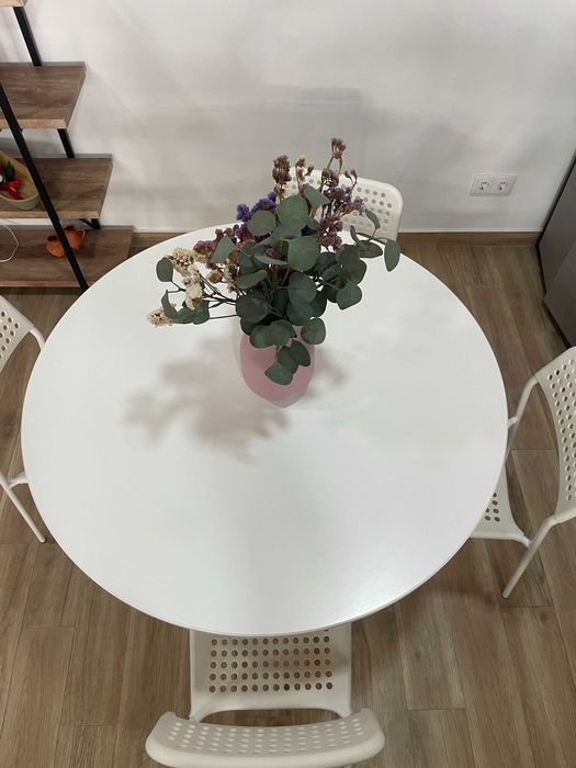 Mesa Redonda Branca com 4 Cadeiras