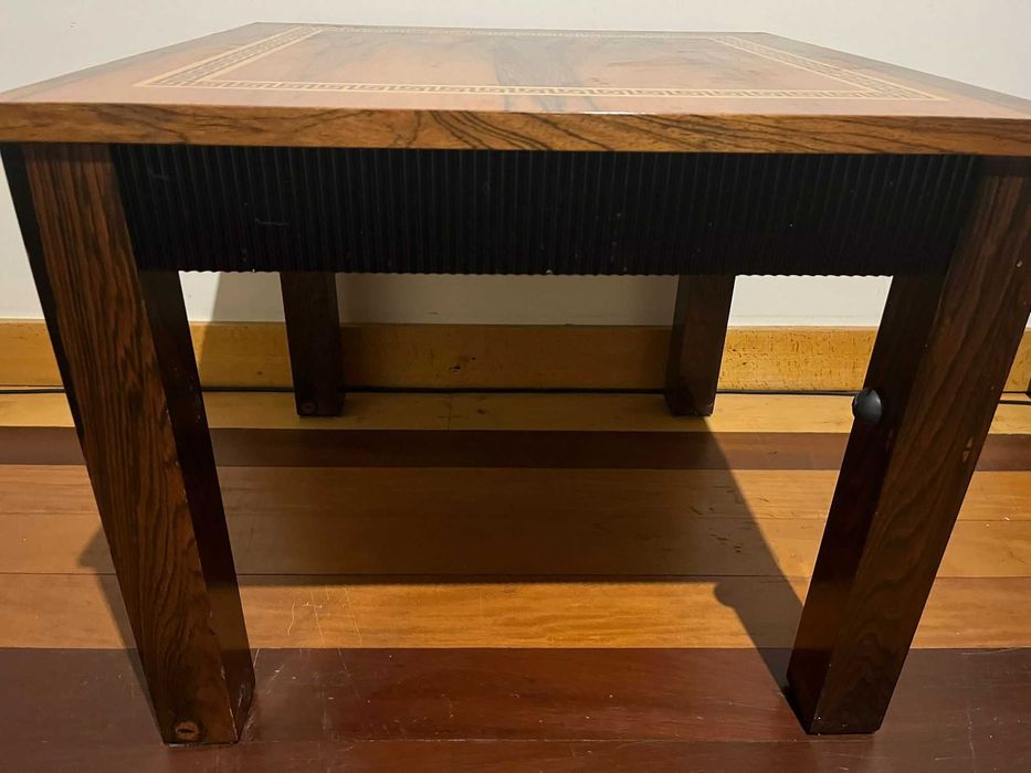 Mesa pequena de madeira maciça436897233838417922