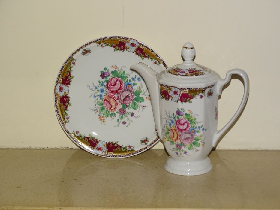 Coffee Maker and Plate Set64730164893313120