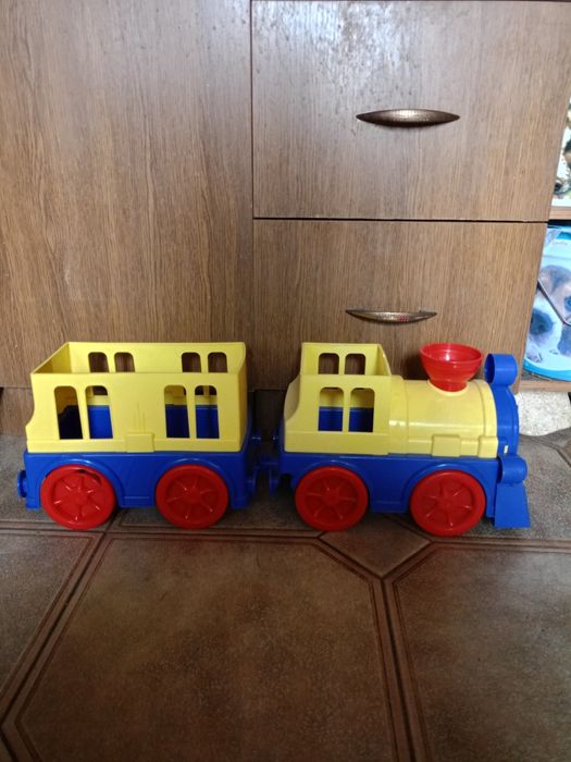 Большой паровоз с вагоном