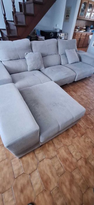 Sofá chaise longue com puffs