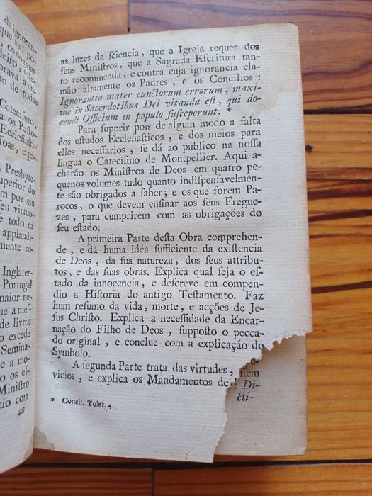 Livro de catecismo muito antigo, do Séc. XVIII