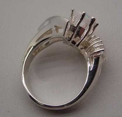 Srebrny pierścionek naturalny opal i cyrkonie R.12.