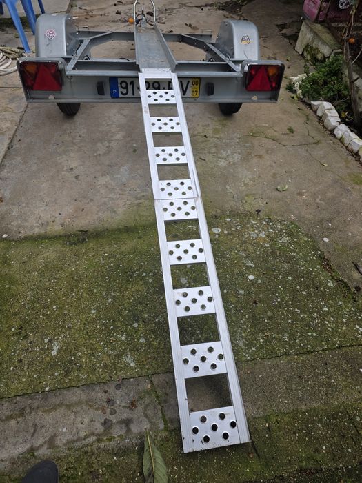 Reboque com tranca e rampa