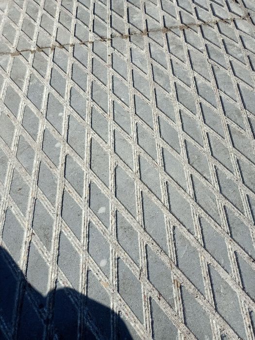 Nacinanie rusztów posadzek  betonowych w oborach.