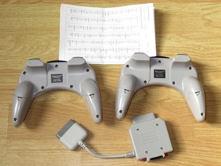 2 Comandos sem fios da Madcatz para Playstation 1