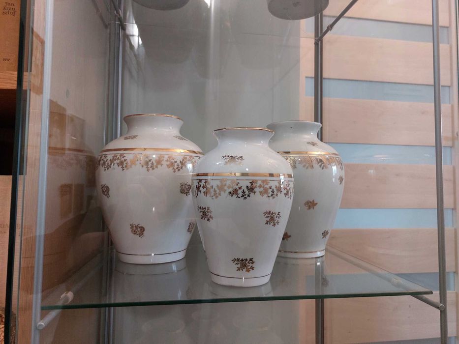 Wazony porcelanowe, Chodzież, złote zdobienia, 11 sztuk, PRL