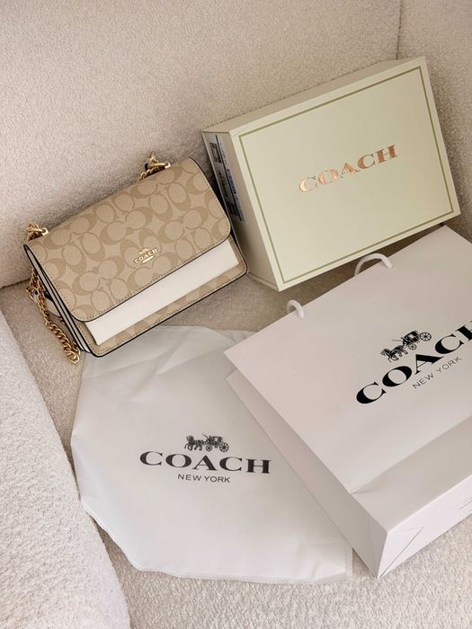 Сумка Coach Mini Klare Crossbody in Signature Canvas через плече Коуч