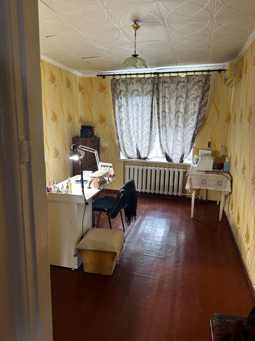 Продам двокімнатну квартиру біля ринку м. Ізюм.