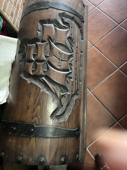 Bau em madeira maciça super elegante e com motivos de naus.