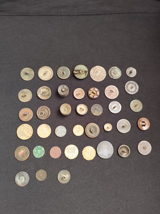 Stare guziki wojskowe i monety