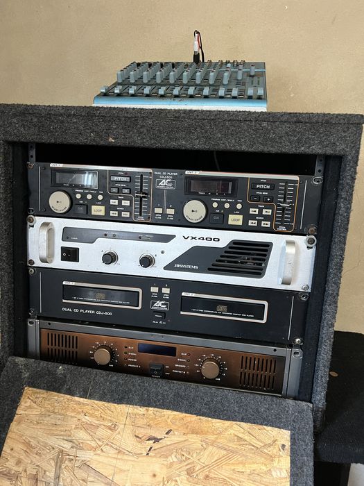 Aparelhagem. 2 colonas, amplificadores, leitor de cd duplo, mesa