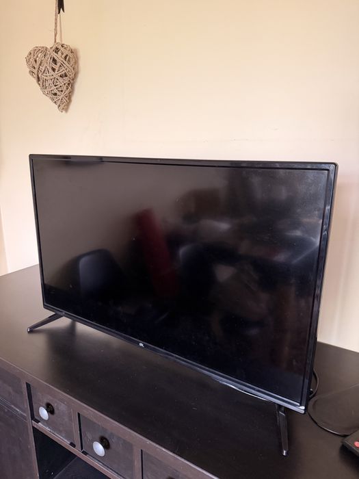 Televisão TV Led marca Ok 32'' + oferta de suporte extra