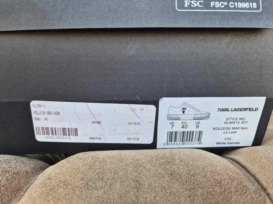 Sapatilhas em caixa, com fatura de compra