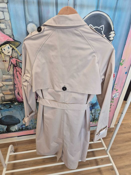 Beżowy długi płaszcz