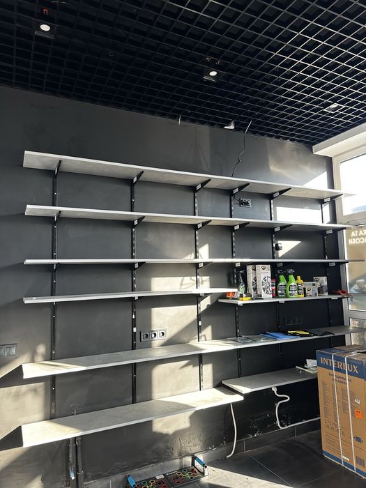 Продаються прилавок та полички стан нових