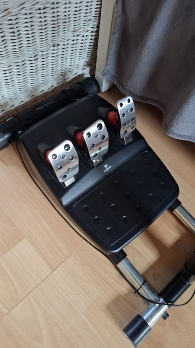 Logitech G27 ze stojakiem