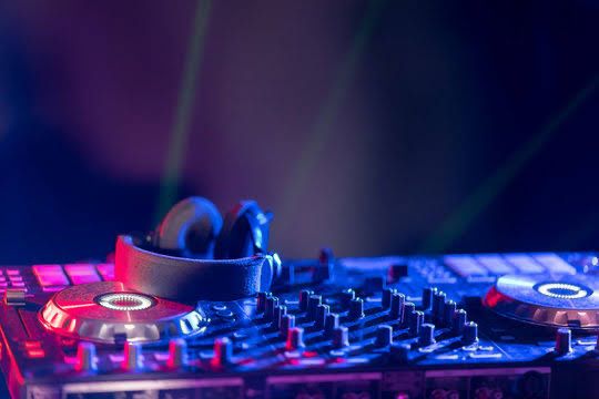 DJ Profissional para Casamentos e Eventos | Som e Luz Premium