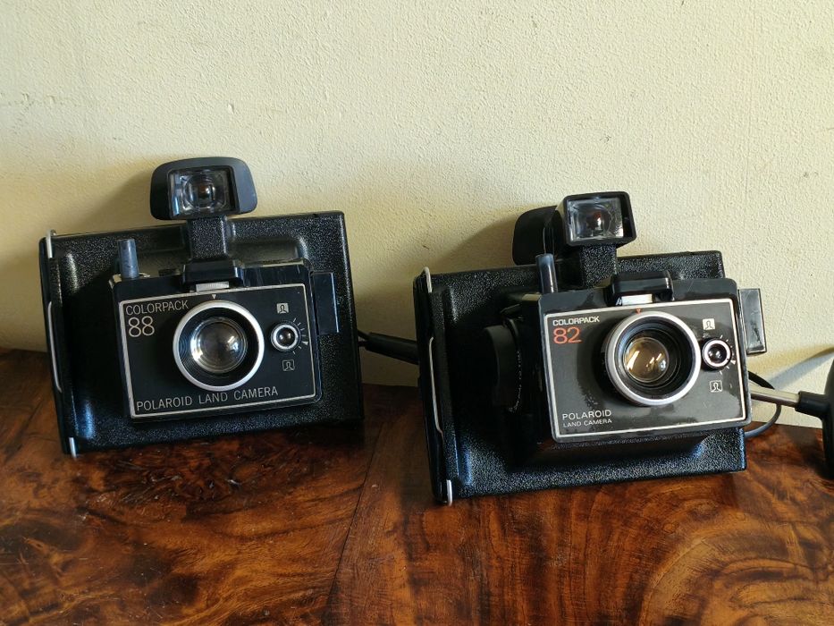 Dwa aparaty Polaroid