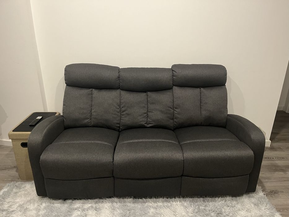 Sofá de 3 lugares com poltronas.