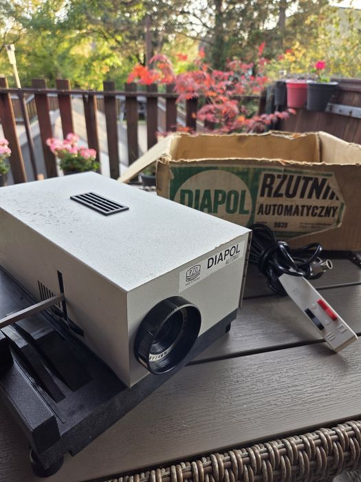 Retro zestaw PRL: Rzutnik slajdów DIAPOL Automat PZO + Ekran projekcyj