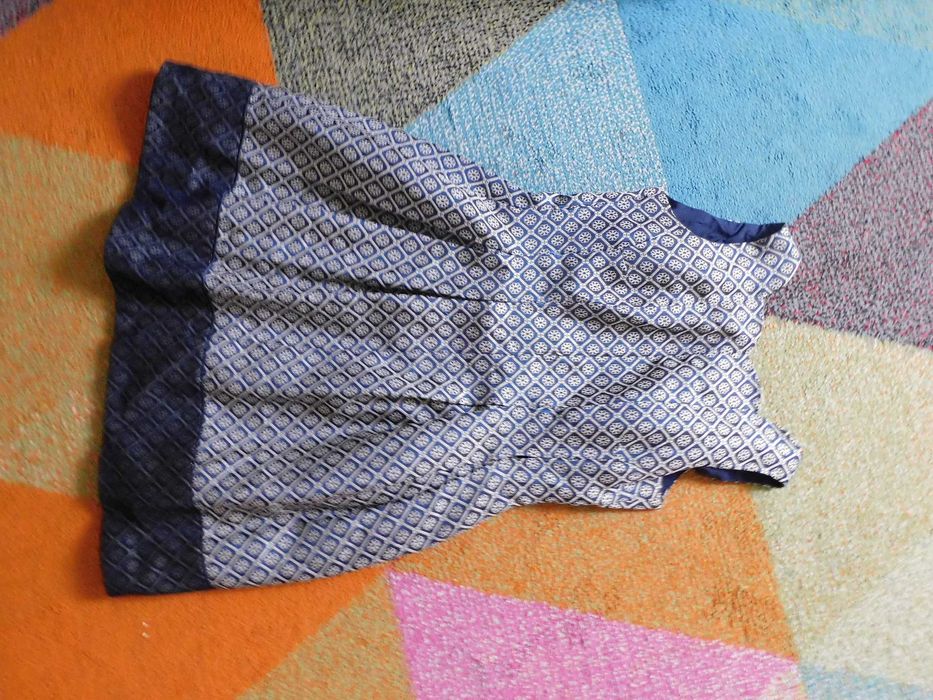 Sukienka we wzorki ze złotą nicią