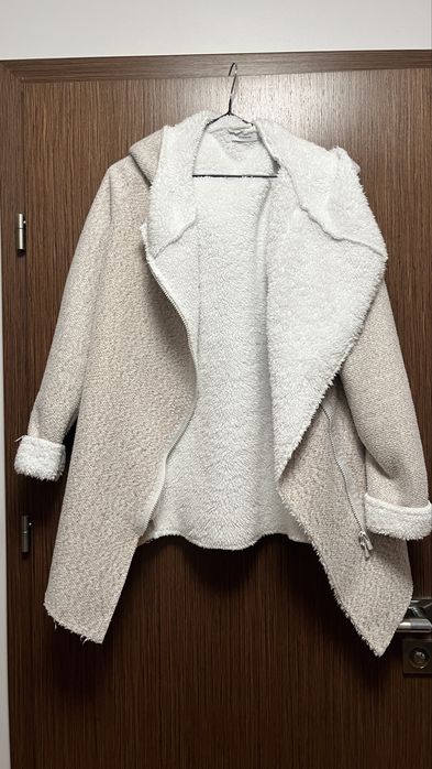 Bluza z kapturem rozpinana M Reserved beżowo- biała z puszkiem