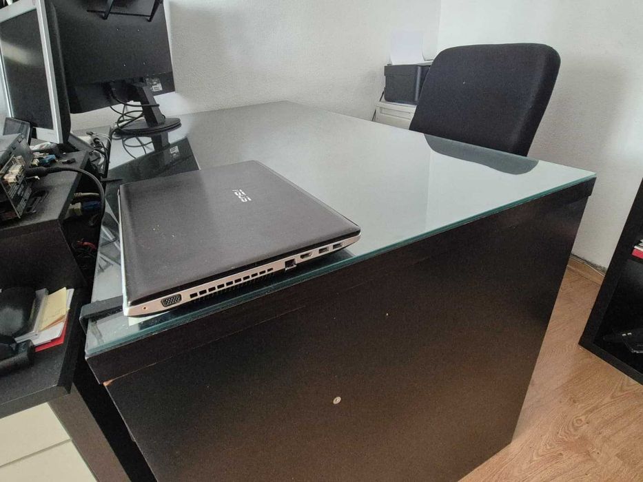 Muito Espaçosa Secretária IKEA com Tampo de Vidro, em Super Bom Estado