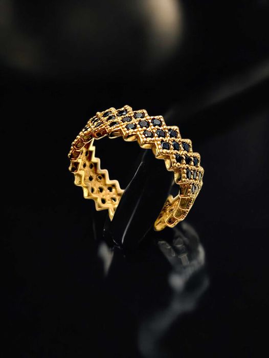 Złoty pierścionek 585 z czarnymi kamieniami – elegancja i charakter