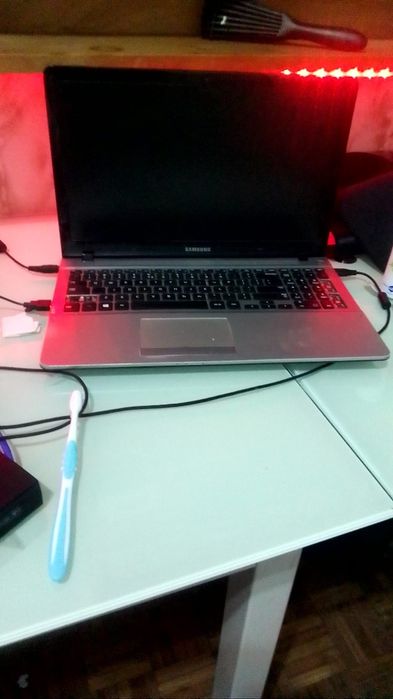 Ps4 com dois comandos mais pc portátil da Samsung mais jogos